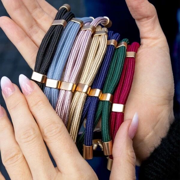 Cordon universel au poignet avec mousqueton noir